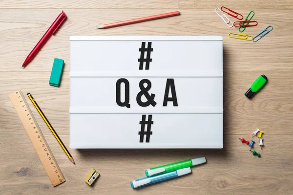 Q & A escrito em lightbox no escritório como flatlay — Fotografia de Stock