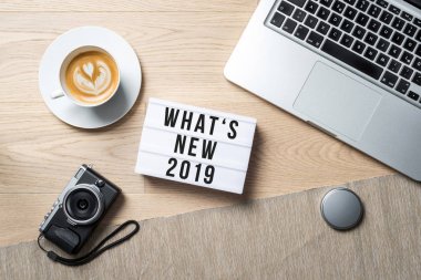 Yeni 2019 lightbox Office flatlay olarak üzerinde yazılı nedir