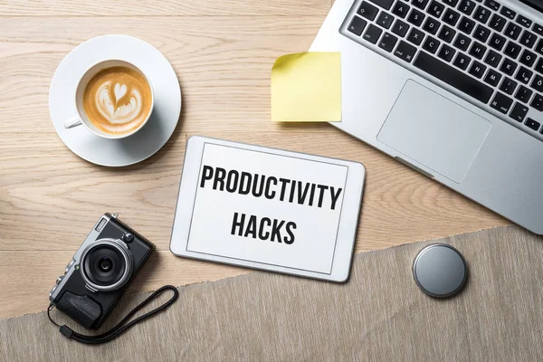 Produttività hack scritto su tablet in ufficio come flatlay — Foto Stock