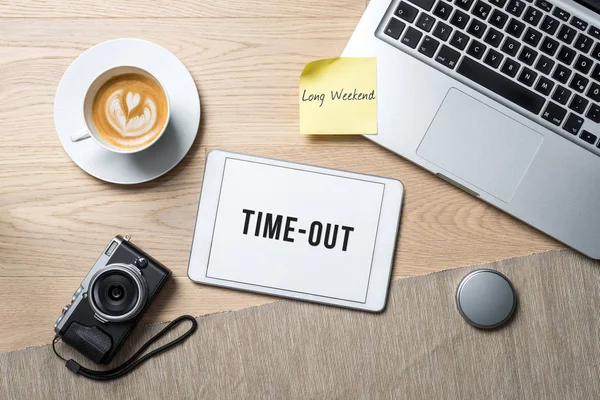 Time-out scritto sul tablet in carica come flatlay — Foto Stock