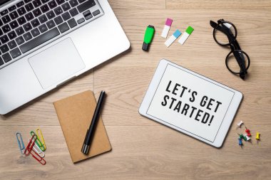 Resepsiyon flatlay olarak yatan tablet yazılı başlayalım