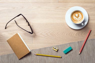 Defter ve kahve düz lay ve yukarıdan şablon olarak