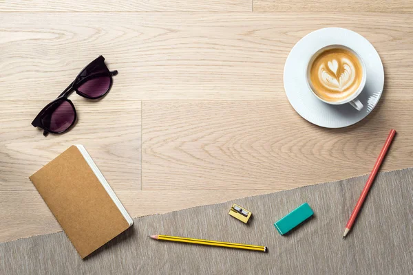 Notebook e café como flat lay e modelo de cima — Fotografia de Stock
