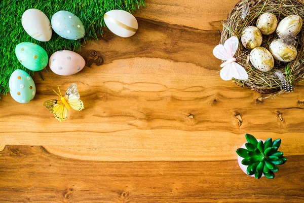 Foto de Pascua desde arriba con huevos, nido y mariposas — Foto de Stock