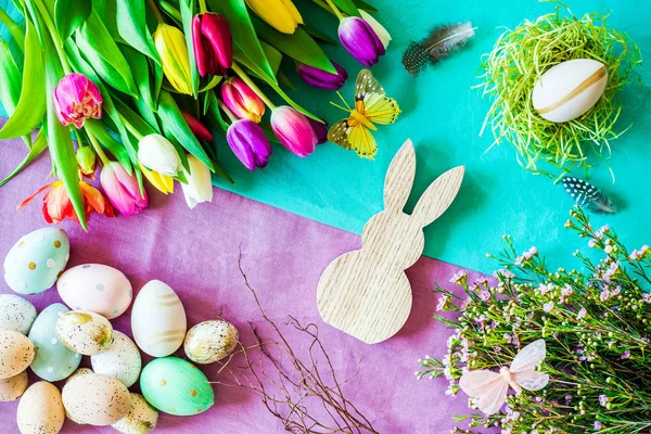 Foto de Pascua desde arriba con tulipanes coloridos, conejo y Pascua e — Foto de Stock