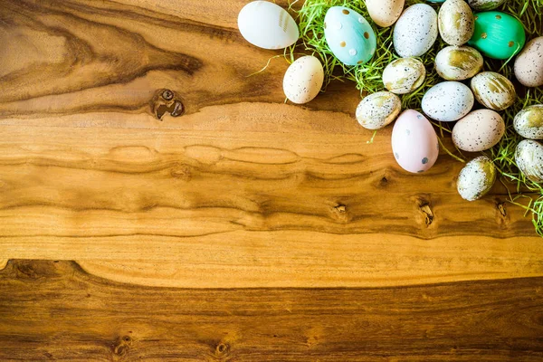 Foto di Pasqua dall'alto con uova su tavolo di legno — Foto Stock