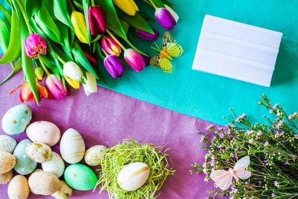 Caja de luz en blanco con copyspace libre y Pascua y decoración de primavera — Foto de Stock