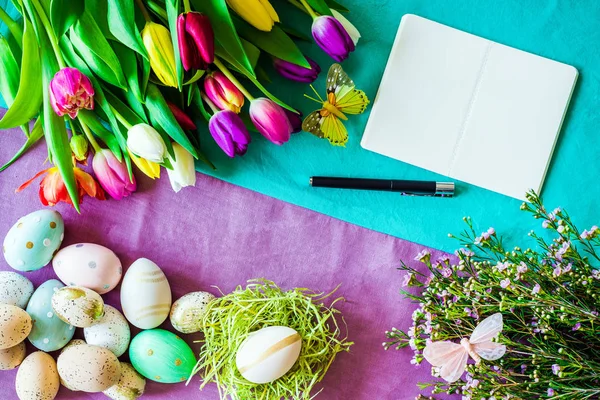 Cuaderno en blanco con copyspace libre y Pascua y decoración de primavera — Foto de Stock