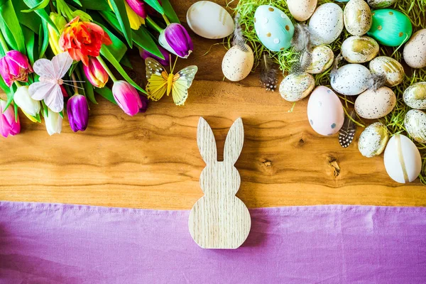 Foto de Pascua desde arriba con conejito de Pascua, huevos, tulipanes y trasero — Foto de Stock