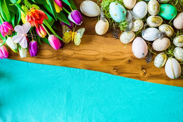 Foto de Pascua desde arriba con huevos, tulipanes y mariposas — Foto de Stock