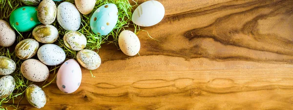 Foto de Pascua desde arriba con huevos en la mesa de madera — Foto de Stock