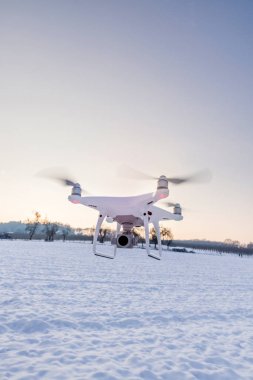 Beyaz kar ve alanı ile hava yüzen beyaz dron kamera 