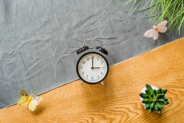 Switch to summer time on alarm clock with wooden background from — Stock Photo, Image