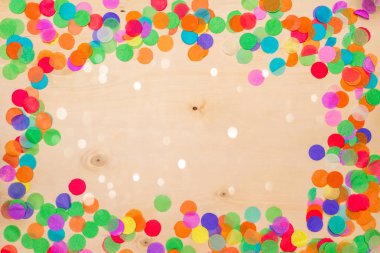 Yukarıdan ahşap arka plan üzerinde renkli konfeti