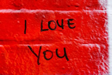 Kırmızı tuğla duvar i love u şehirde yazma