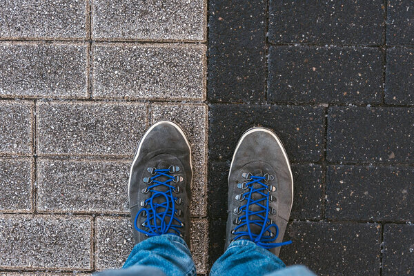 Концепция столкновения с решающим решением, показанным обувью на разных
