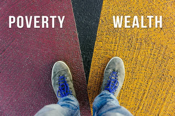 Concept d'écart entre pauvres et riches montré par des chaussures sur différents — Photo