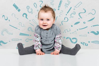 Bebek kız bunaltıyorsa soru ve ünlem işareti anne tarafından gösterilen