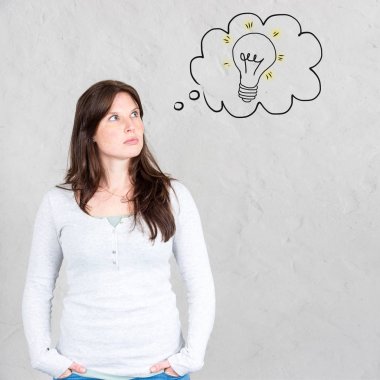 Düşünceli kadın ampul düşünce b tarafından gösterilen bir fikir olan