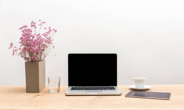 Laptop ile kopya alanı ve tablet beyaz arka ile ahşap masa