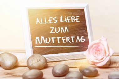 Mutlu anneler günü w ile siyah tebeşir tahtası üzerinde Almanca yazılmış