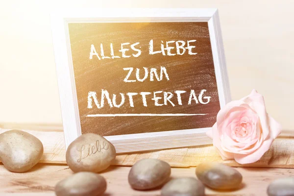 Gelukkig Moederdag geschreven in het Duits op zwart krijt bord met w — Stockfoto