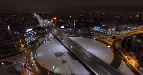 Kreisverkehr in der Nacht — Stockvideo