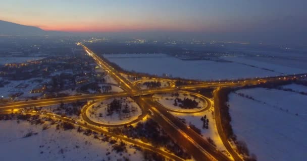 Пересечение автомагистрали в сумерках — стоковое видео