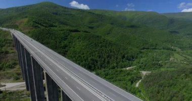 Bir doğada bir Karayolu Köprüsü