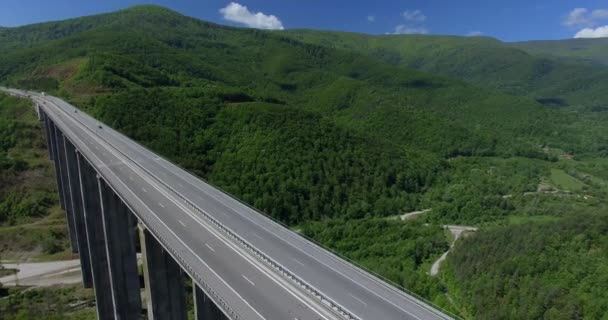 Bron över en motorväg i natur — Stockvideo