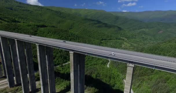 Brücke einer Autobahn in der Natur — Stockvideo
