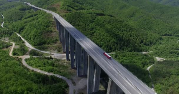 Ponte de uma estrada em uma natureza — Vídeo de Stock