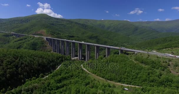 Brücke einer Autobahn in der Natur — Stockvideo