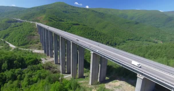 Brücke einer Autobahn in der Natur — Stockvideo