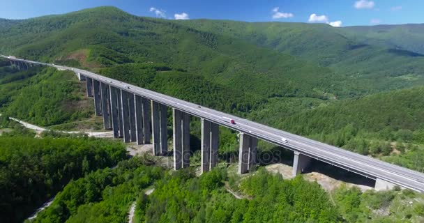 Bron över en motorväg i natur — Stockvideo