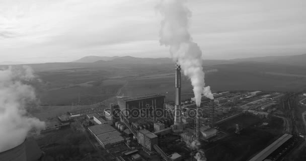 Luchtfoto van de elektriciteitscentrale — Stockvideo