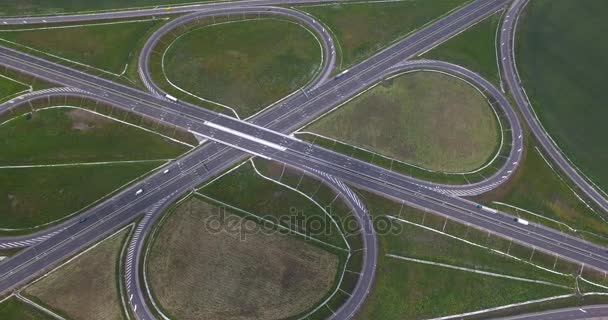 Circulation sur rond-point et autoroute — Video