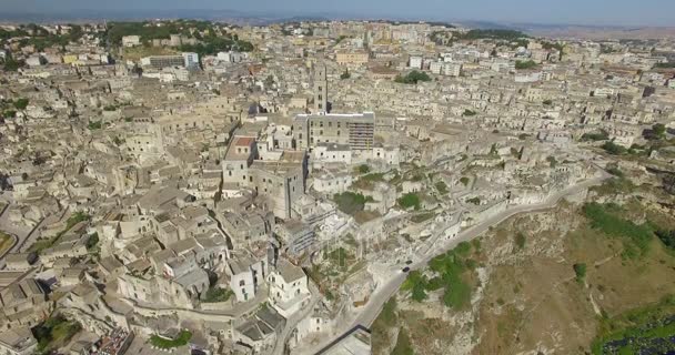 Вид с воздуха на город Матера, Италия — стоковое видео