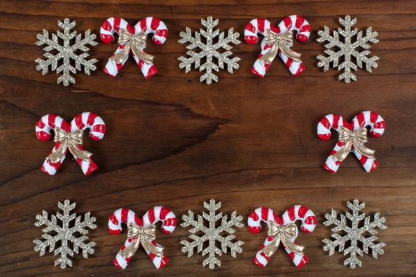 Weihnachtsdekoration auf einem Holzgrund — Stockfoto