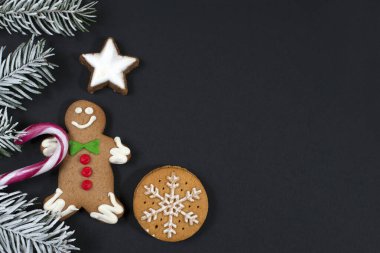 Siyah arka planda Noel veya Yeni Yıl dekorasyonu