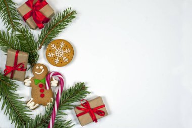 Beyaz arkaplanda Noel süslemesi