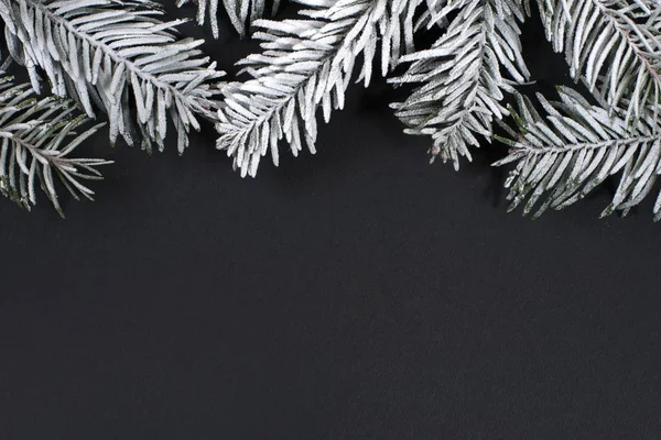 Abeto de Navidad con nieve sobre fondo negro — Foto de Stock