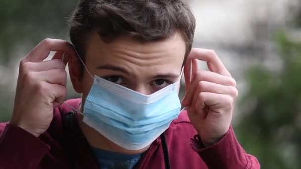 Porträtt Ung Man Med Ansiktsmask Mot Koronavirussmitta — Stockvideo