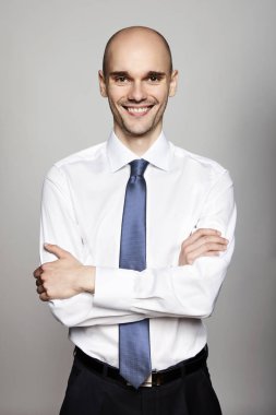 Hansome adam gri arka plan üzerinde