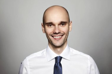 gri arka plan üzerinde gülümseyen adam