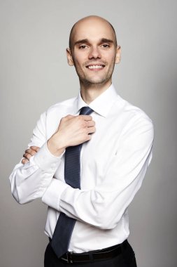 Kravatını sabitleme işadamı