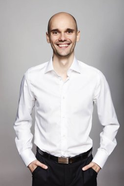 gülümseyen genç işadamı