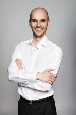 Beyaz tişörtlü adam