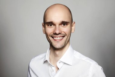 gülümseyen genç adam