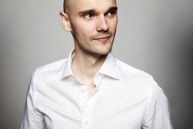 Hansome adam gri arka plan üzerinde